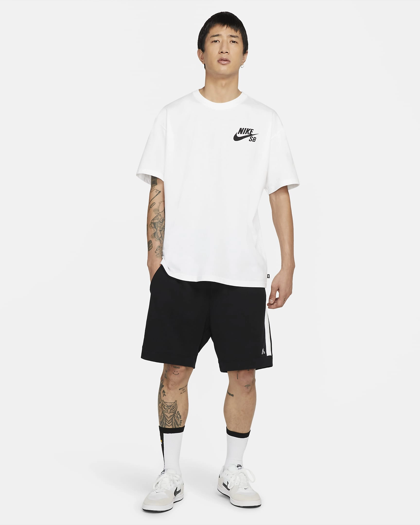 Nike SB Logo Skate T-Shirt: Stap in stijl met dit legendarische skate-T-shirt, de ultieme look voor elke skater, altijd cool.